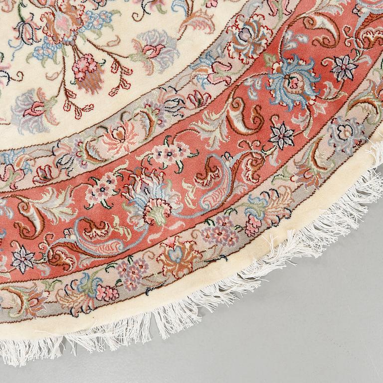 A Kashmar rug, part silk, diameter 245 cm.