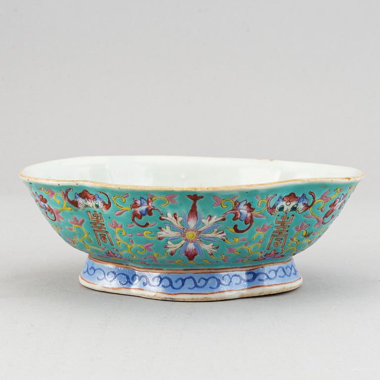 A group of 11 Chinese porcalin objects, late Qing dynasty.