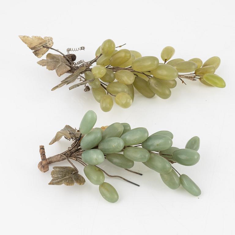 A set of eight decorative grapes in the material nephrite, quarts, amethyst.