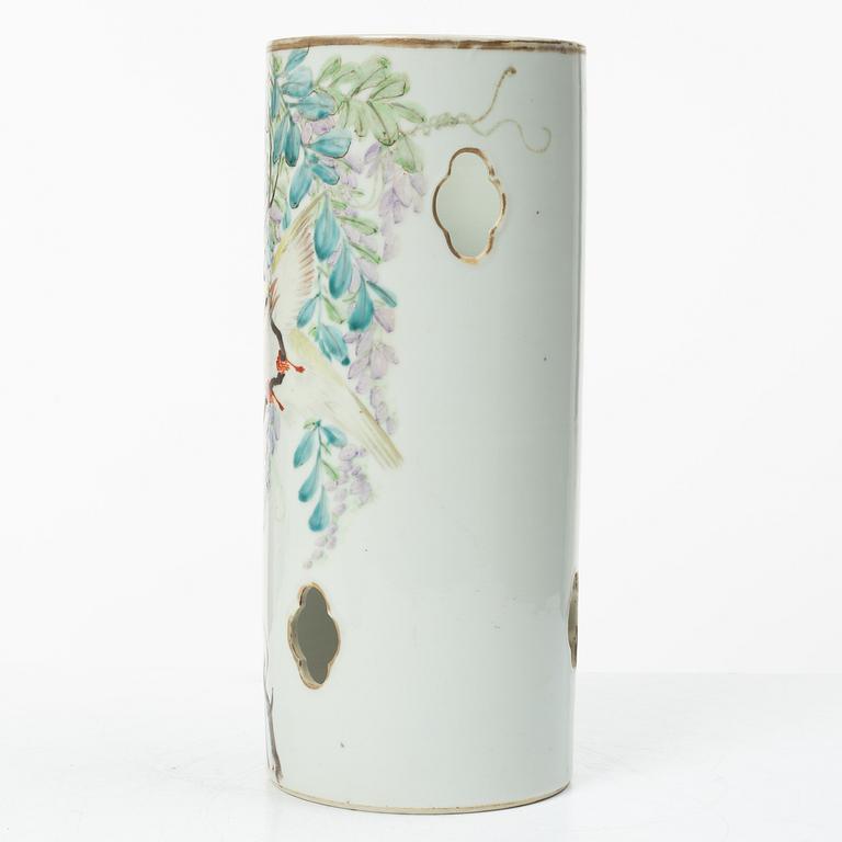 Vas/perukstock, porslin, Kina, 1900-talets första hälft.