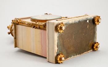 BORDSPENDYL, marmor och mässing, Louis XVI-stil, 1800-/1900-tal.