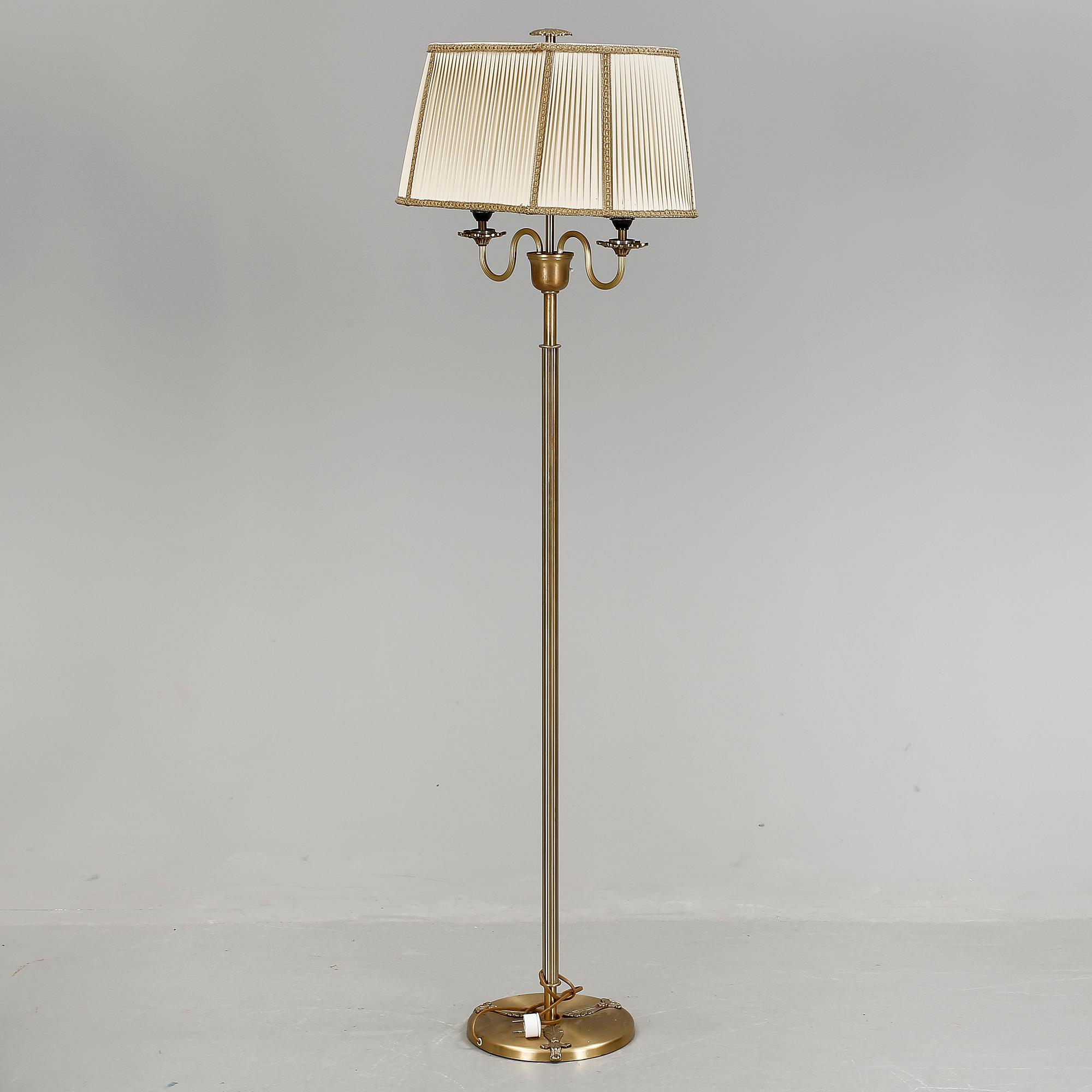 GOLVLAMPA, mässing, 1900-talets tredje kvartal.