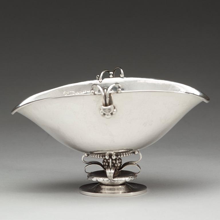 Georg Jensen, såsskål med sked, Köpenhamn 1915-21, 830/1000 silver. Design nr 233 och 141,