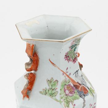 A Chinese vase, ealry 20th Century.-.