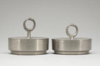 LOCKASKAR, 2 st snarlika, tenn, Firma Svenskt Tenn, 1930.