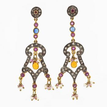 Örhängen, ett par, förgyllt silver med rubiner, safirer, citrin, seedpärlor och rosenslipade diamanter.