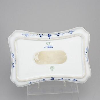 36 pieces of 'Musselmalet' by Royal Copenhagen.