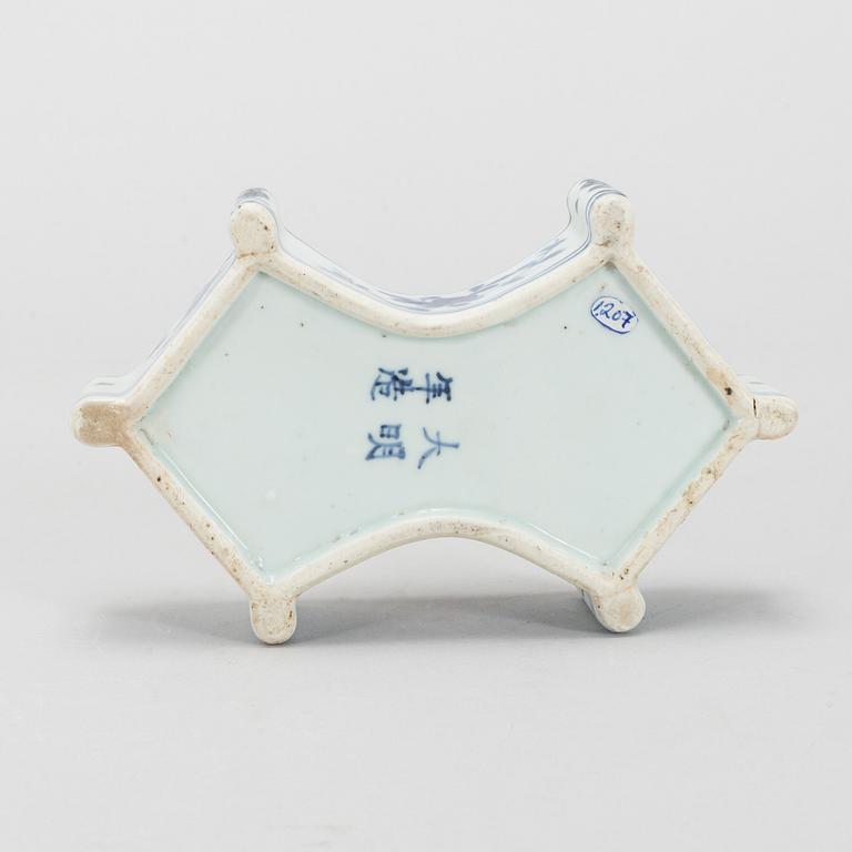 A blue and white inkstand, Ming dynasty (1368-1644).