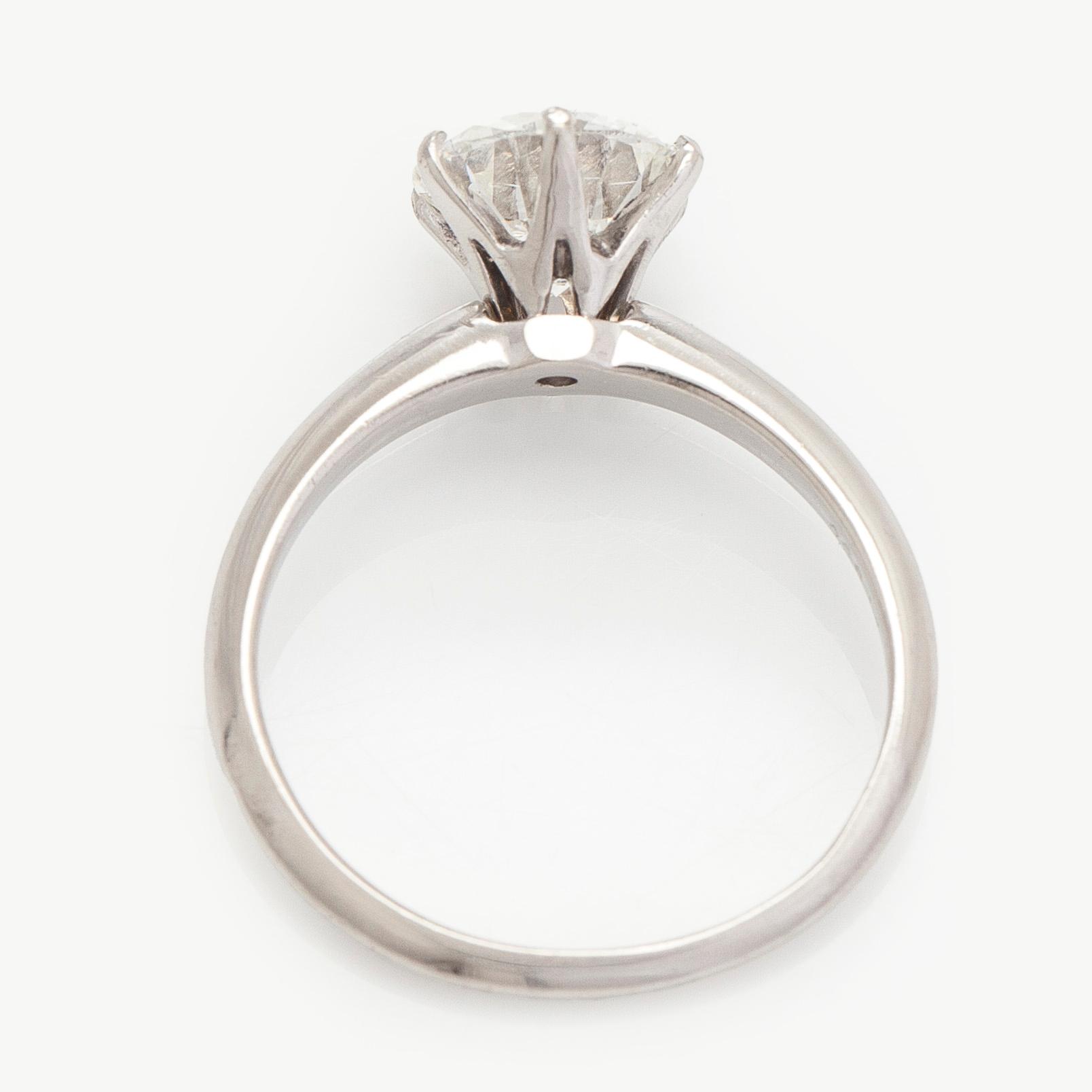 Ring, solitär, platina med briljantslipad diamant.