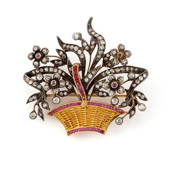 528A. Brosch 18K guld och silver med diamanter och rubiner i form av en blomsterkorg.