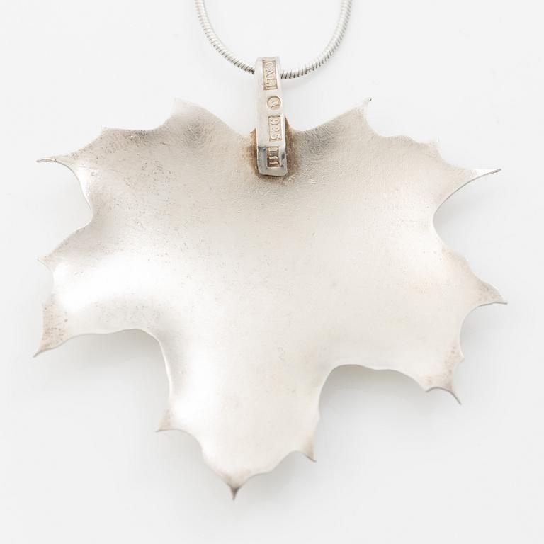 Caroline Lindholm, Pendant with chain, silver, in the form of maple leave.