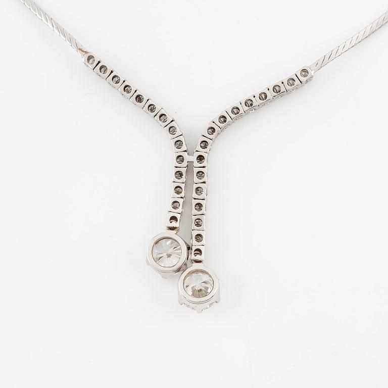 An 18K white gold necklace set with round brilliant-cut diamonds.