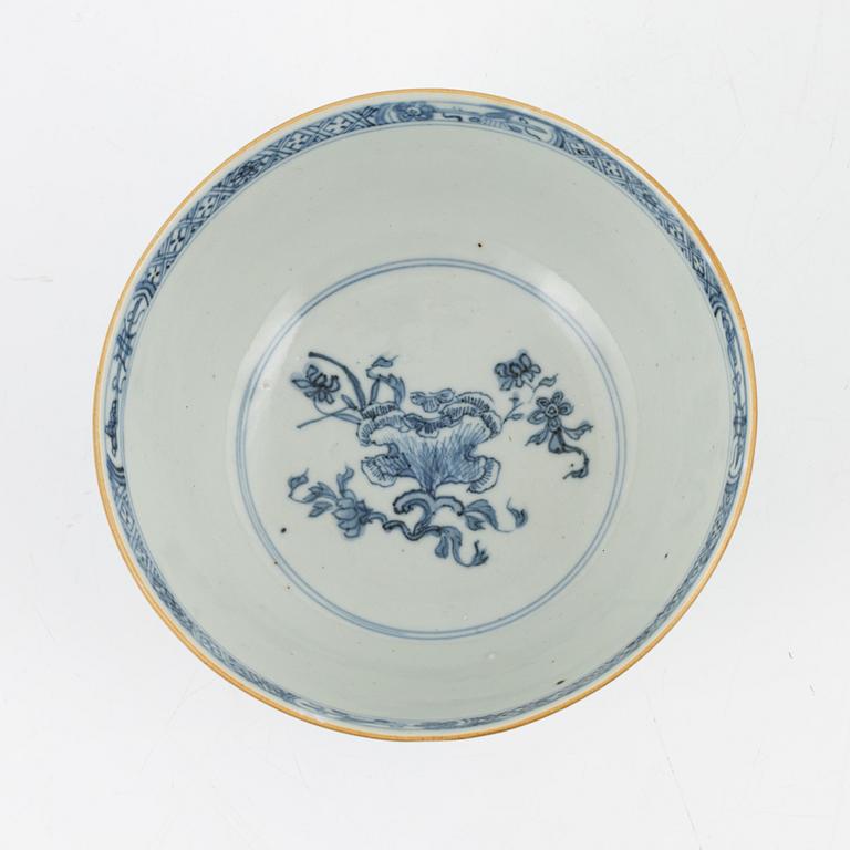 A blue and white Chinese porcelain charger and a bowl, Qing Dynasty, Qianlong (1736-95).