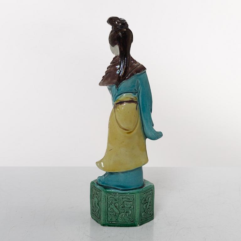 A Chinese porcelain figure of an elegant lady, 20th century.
