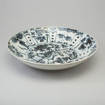 A larhe blue and white dish, Swatow, Ming dynasty (1368-1644).