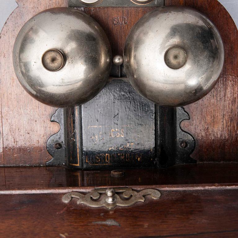 VÄGGTELEFON, märkt L.M. Ericsson Stockholm, tidigt 1900-tal.