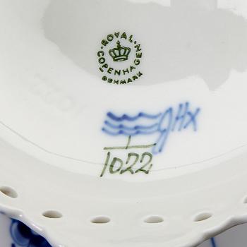 Skål på fot "musselmalet" helblonde, Royal Copenhagen Danmark porslin.