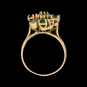 RING, 18k guld med smaragder och diamanter. Vikt ca 6g.