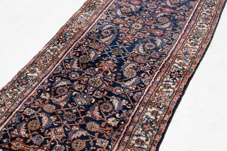 A Hamadan runner carpet, c. 537 x 98 cm.