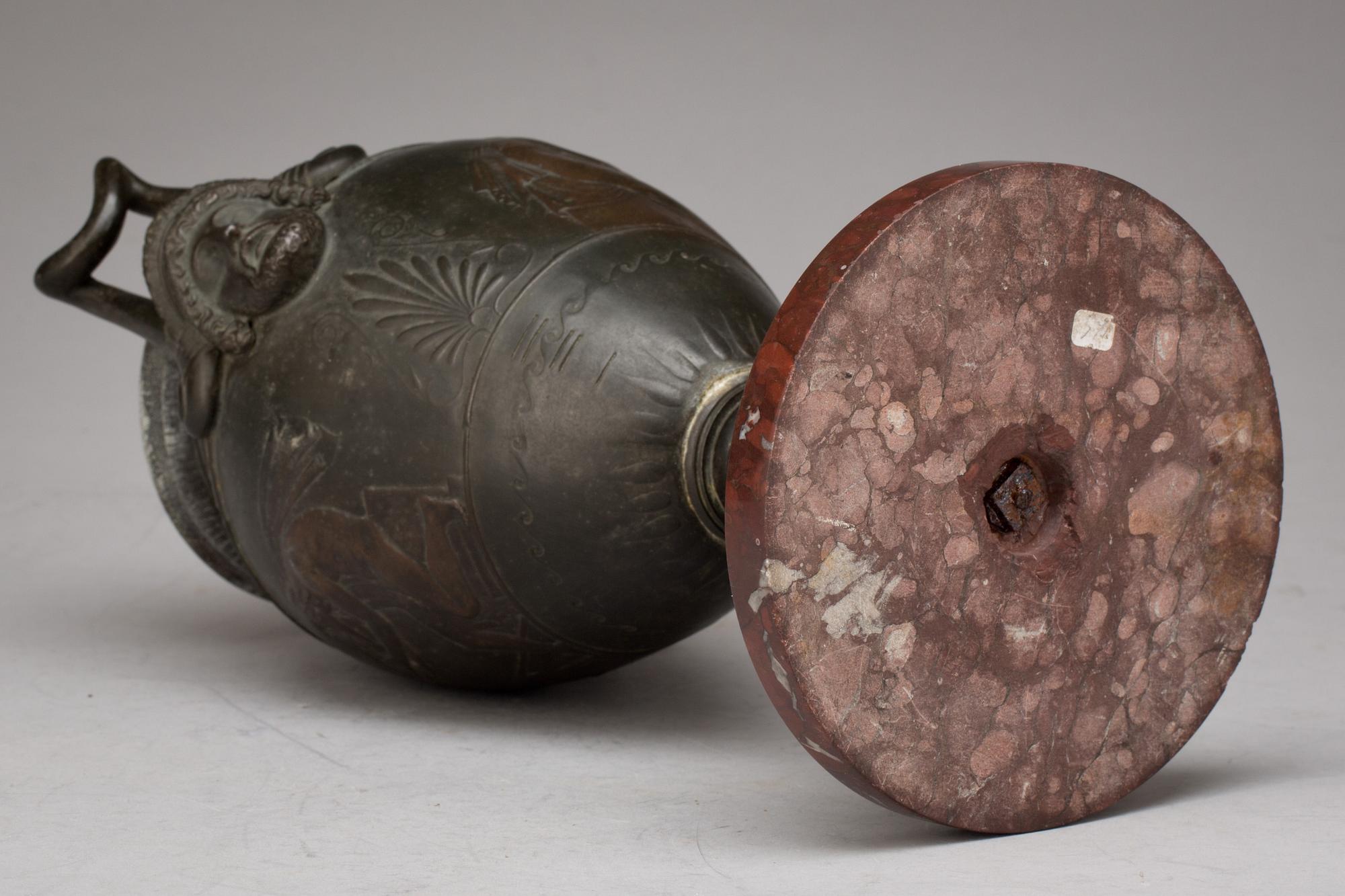 URNA, metall och sten, 1800-tal.