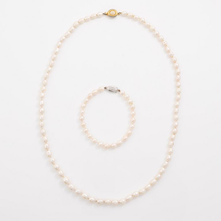 Collier och armband odlade pärlor med silverlås.