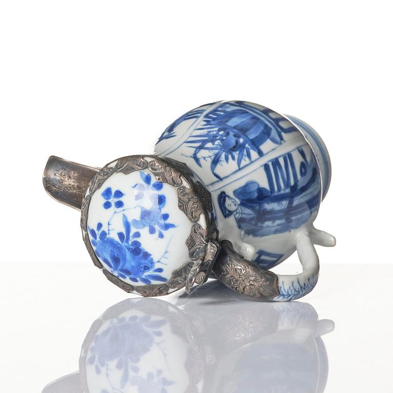 Two blue and white 'lange lisen' vases and a ewer, Qing dynasty, Kangxi (1662-1722).