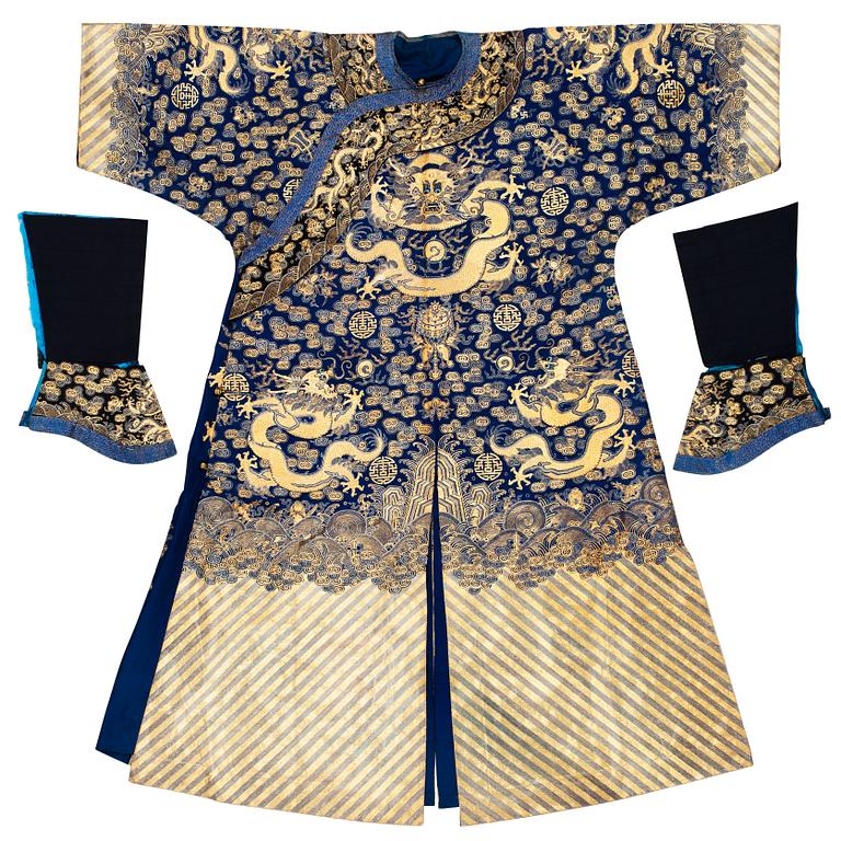 ROBE. Embroidered silk. Height 129 cm. China late Qing dynasty.