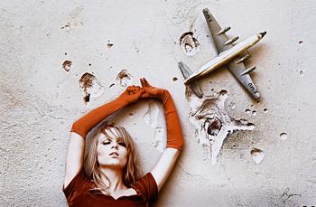 RICHARD RYAN, signerat fotografi, "Red gloves-plane 1", 2014, Notes nr 131, ur serien "Notes by Ryan".