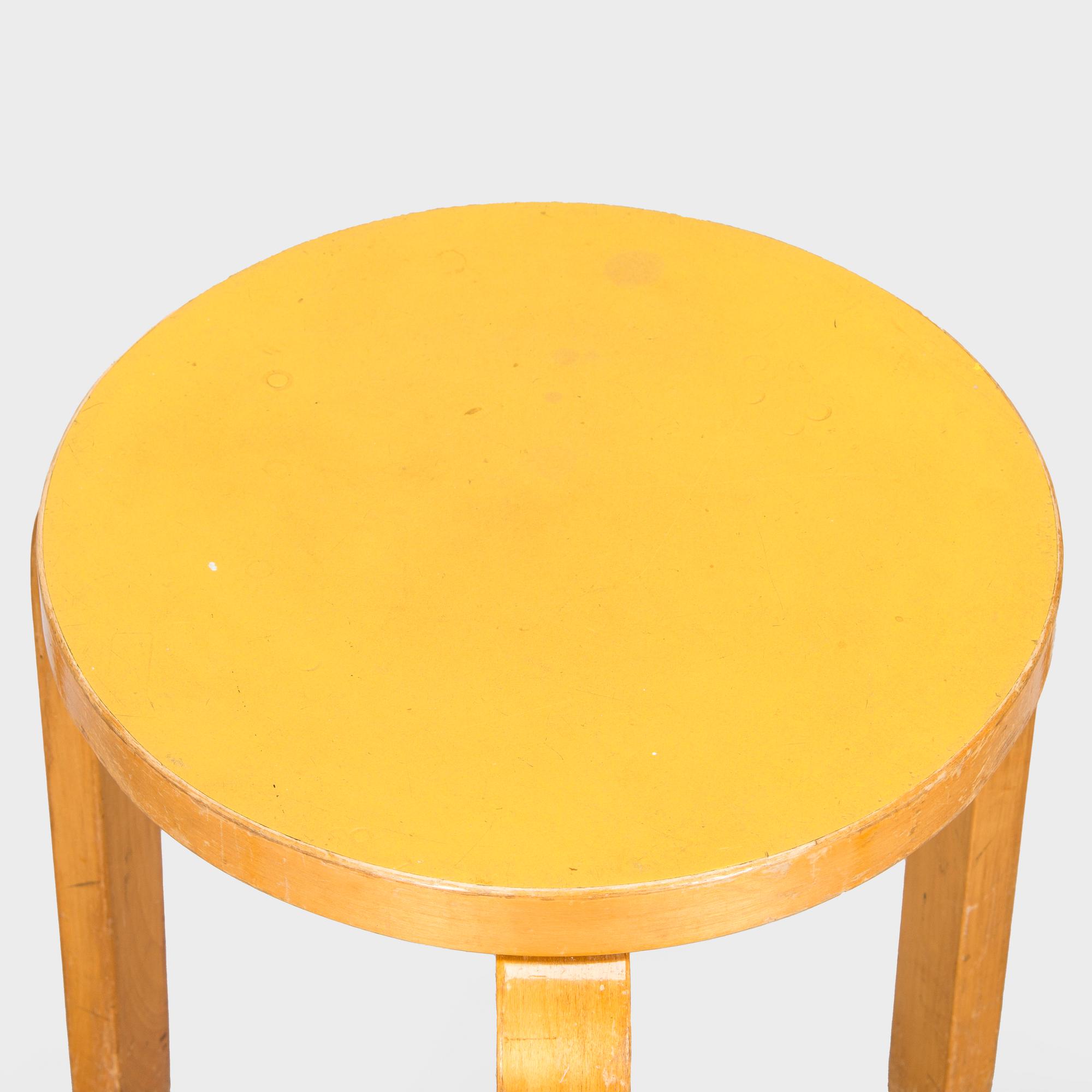 Alvar Aalto, jakkaroita 3 kpl, malli 60, 1900-luvun puoliväli.