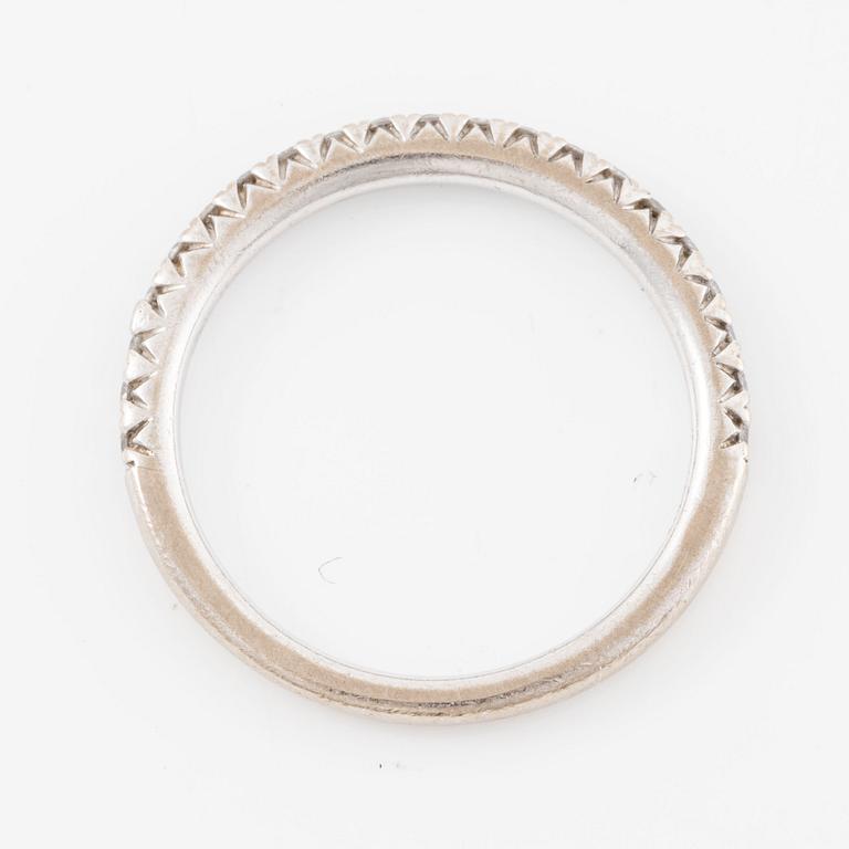 Ring 18K white gold set with round brilliant-cut diamonds.