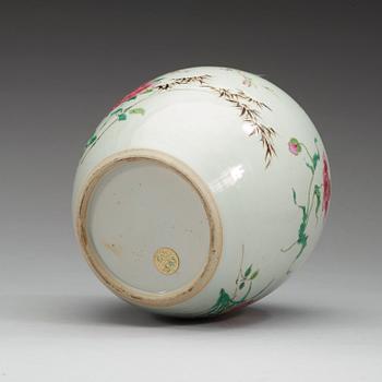 A famille rose jar, Qing dynasty 18th century.