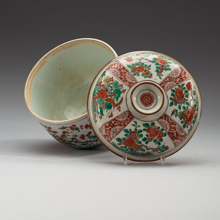 BURK med LOCK, porslin. Qing dynastin, Kangxi (1662-1722).