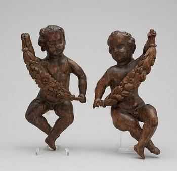 338. DEKORDELAR, 2 st, snidat trä. Barock, 1600/1700-tal.