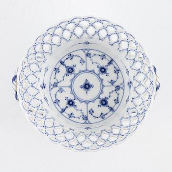 Royal Copenhagen, bowl and dish, porcelain, "Musselmalet", Denmark.