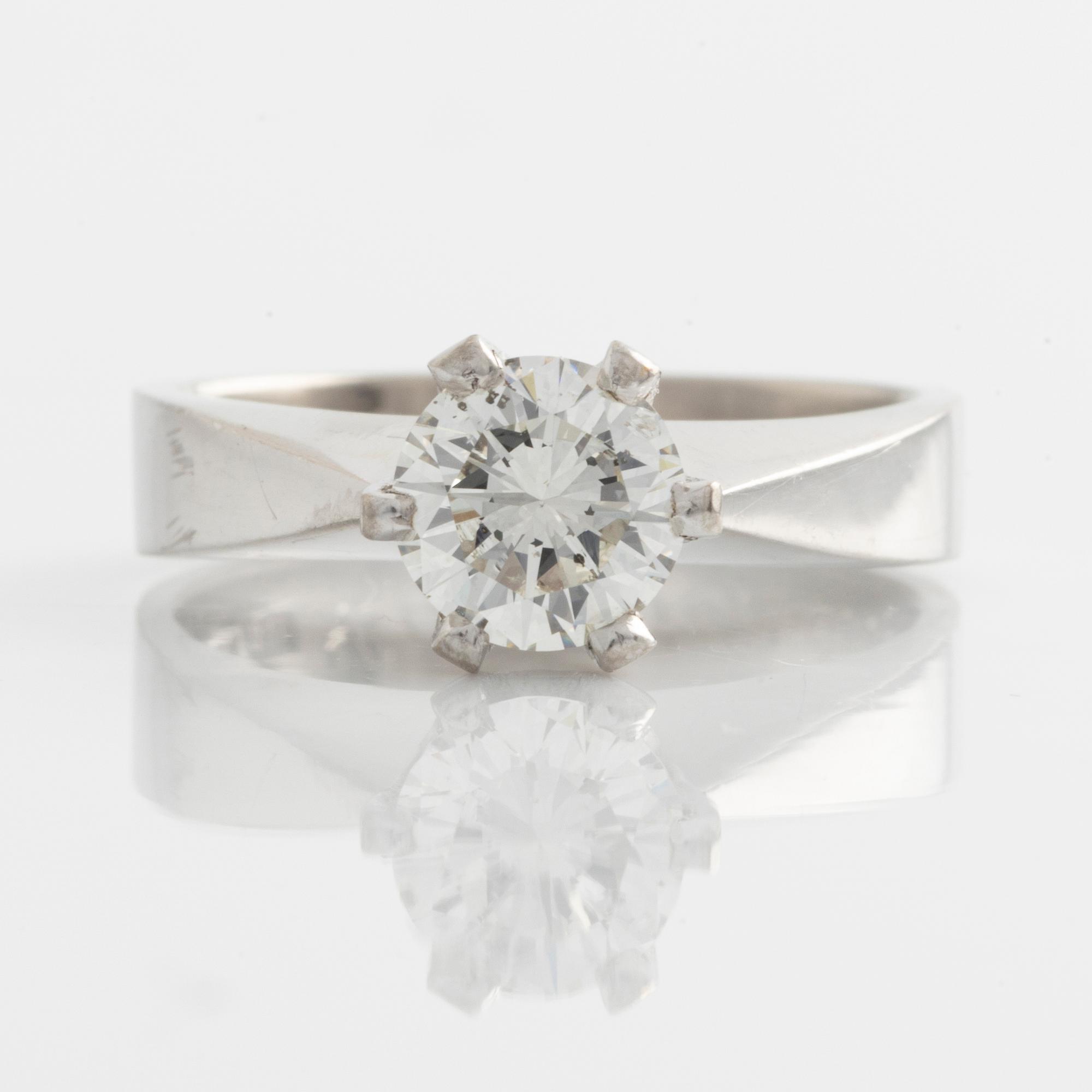 Ring solitär med briljantslipad diamant.