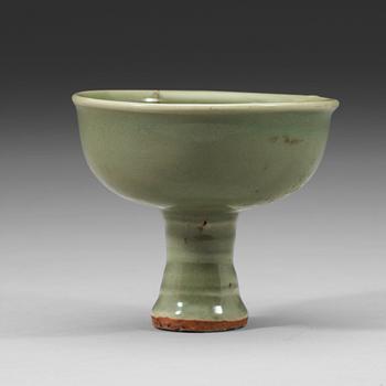 446. A Longquan celadon glazed stemcup, Ming dynasty (1368-1644).