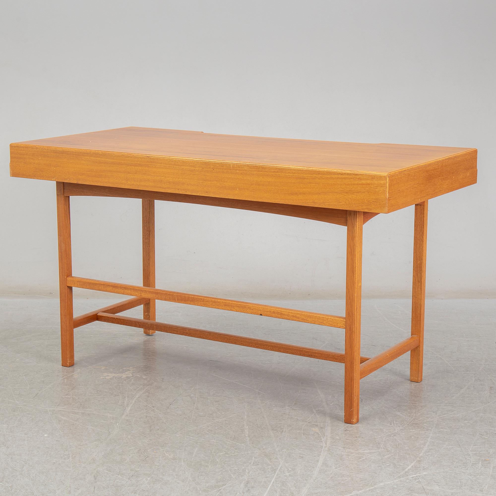 JOSEF FRANK, skrivbord, "Schatullskrivbordet", Firma Svenskt Tenn, modell 1022, före 1985.