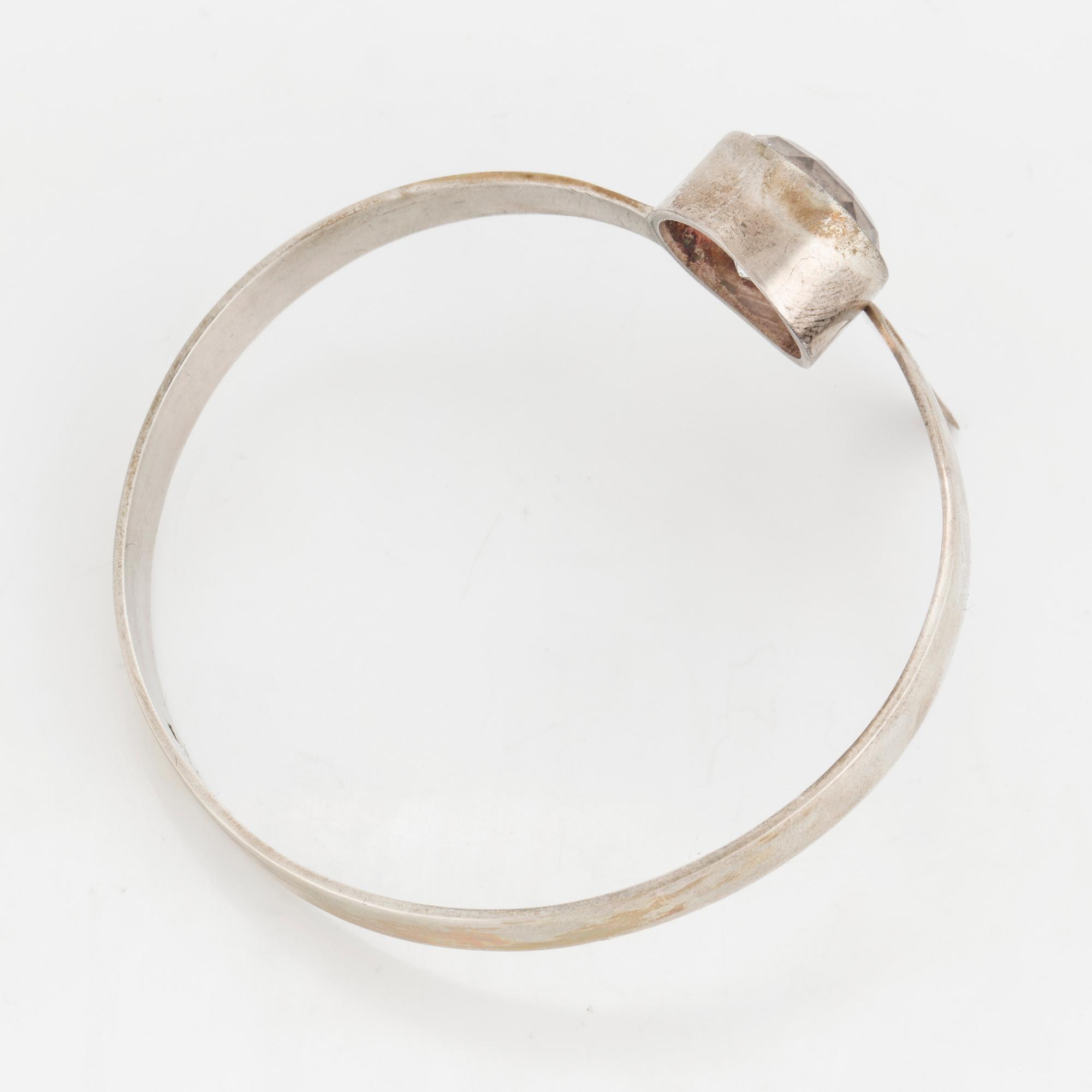 ISAAC COHEN, armring, silver och bergkristall, Galerie 22:an, Stockholm, 1967.