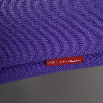 FÅTÖLJ SAMT FOTPALL, "Attitude" Morten Voss för Fritz Hansen, 2000-tal.