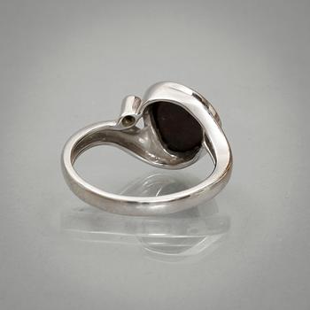 RING, 14k  vitguld med ljust blå opal samt briljantslipad diamant. Vikt 4 g.