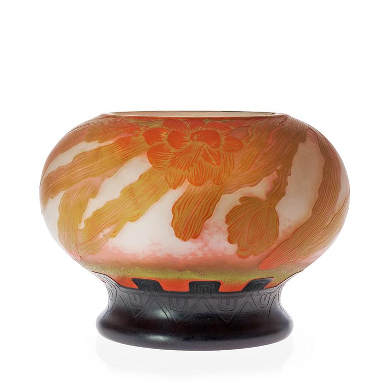 An Axel Enoch Boman Art Nouveau cameo glass bowl, Reijmyre 1914.