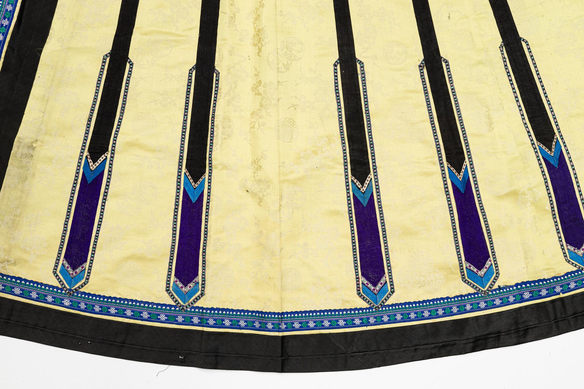 A yellow silk skirt 'Qun', Qing dynasty, 19th century.