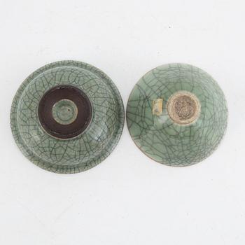 Two Chinese ge glazed ceramic bowls, 20th century.