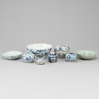 A group of blue and white ceramics, Ming dynasty and later.  (8 pieces).