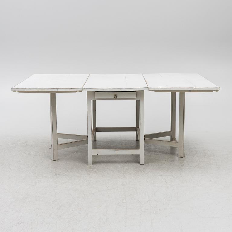 A drop-leaf table, 19th century.