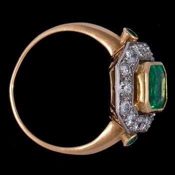 An emerald, 1.90 cts, and brilliant cut diamond ring, tot. 1.60 cts.