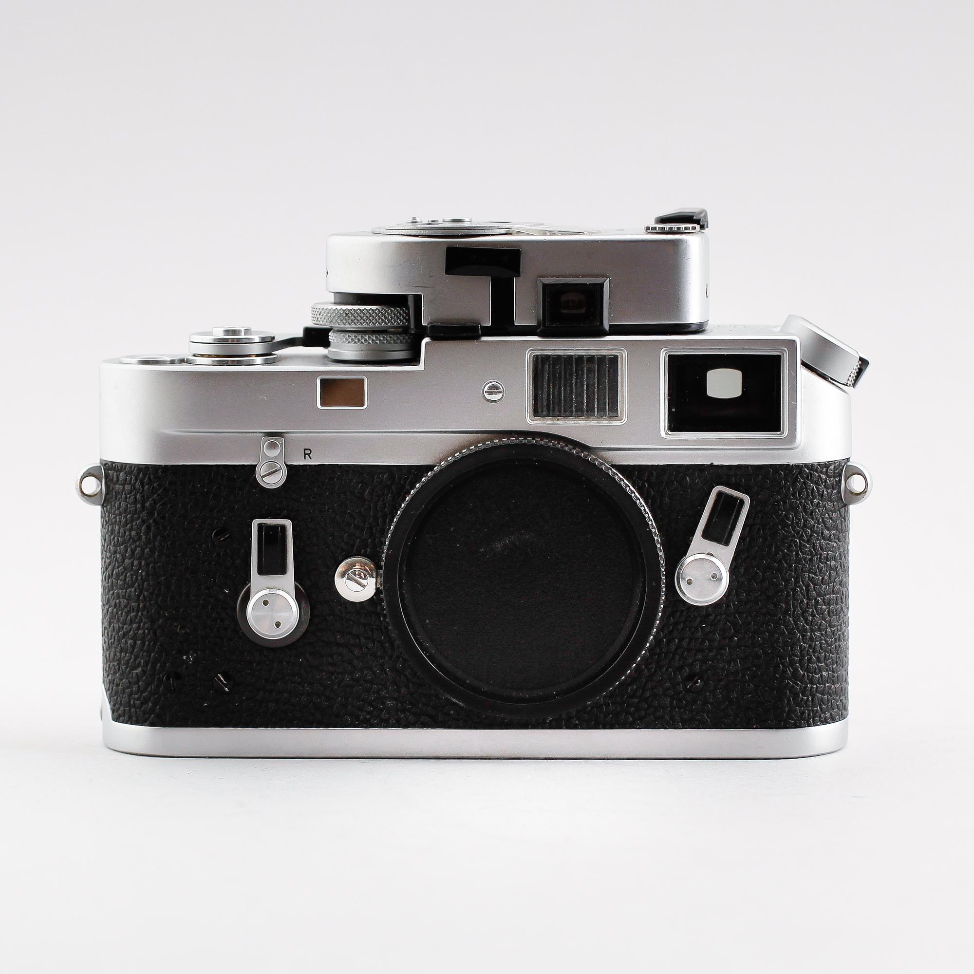 KAMERA samt OBJEKTIV, 1+2, Leica M4 Schwarz Lackiert, nr 1227403, med Leica-Meter, 1969.