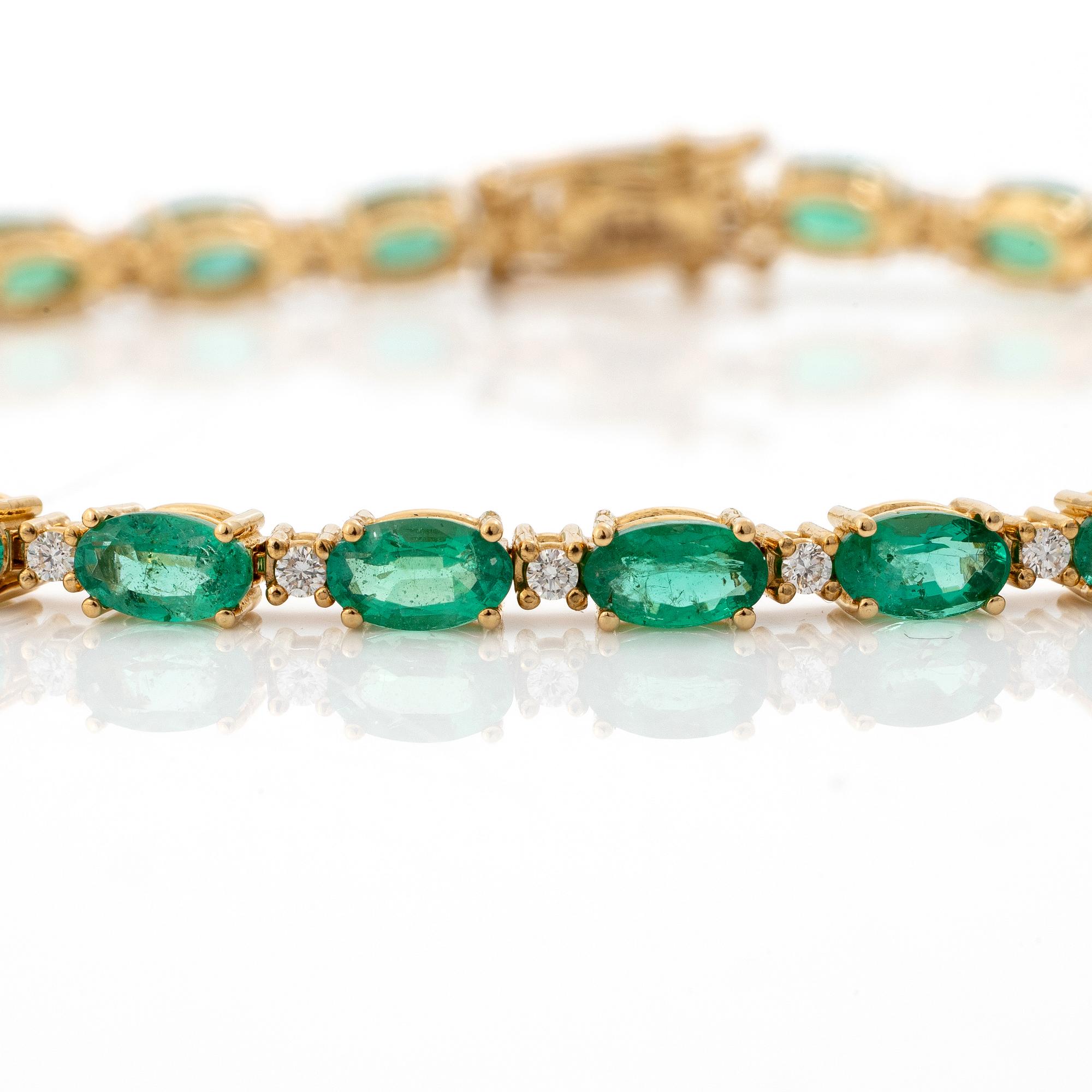Bracelet 18K gold with emeralds and brilliant-cut diamonds.