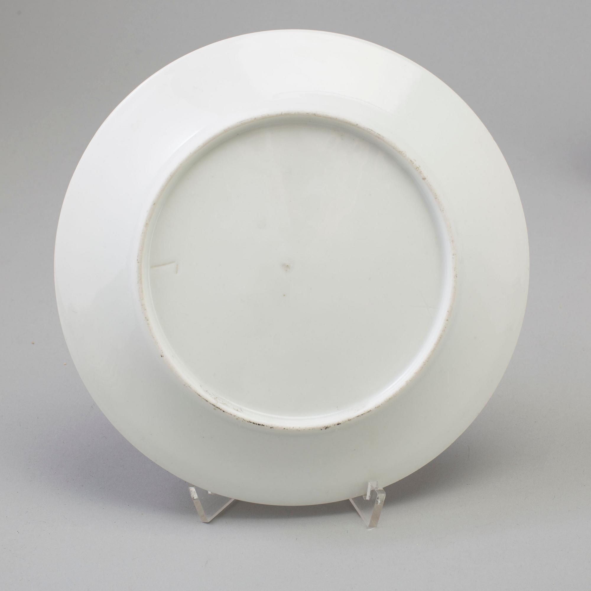 A SET OF EIGHT ENGLISH PORCELAIN PLATES, first half of the 19th century.