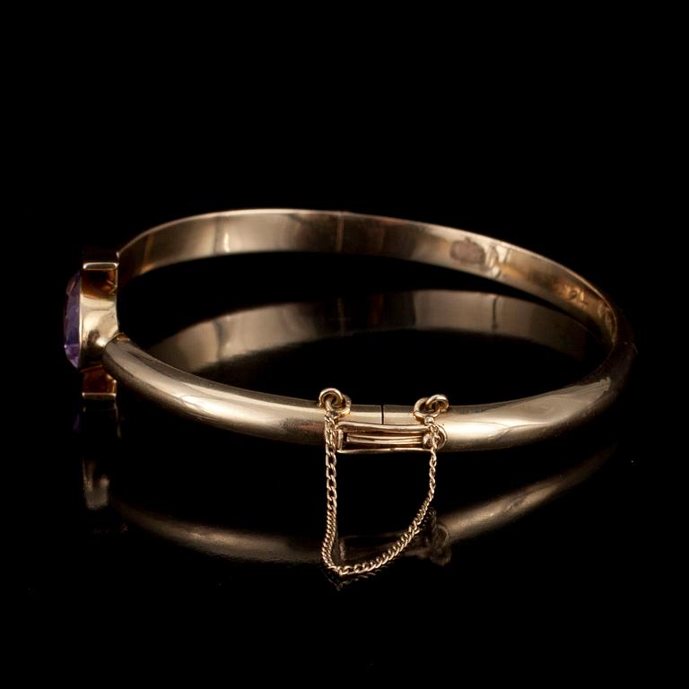 ARMBAND, 14K guld, ametist. N.Westerback Helsingfors 1963, signerad ER (Eero Rislakki). Vikt 10,7 g.